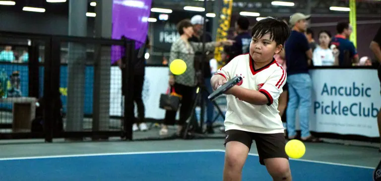 Pemain muda menikmati pickleball di Ancubic PickleClub